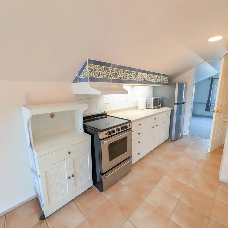 977 Parkhill Ave — 1 Bedroom - Photo 1