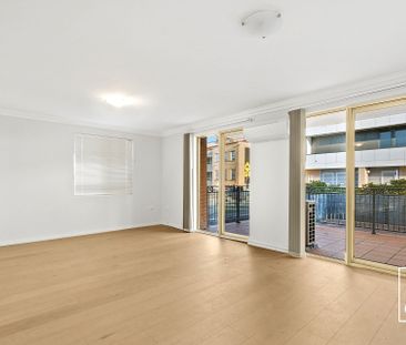Inner-city Convenience Meets Coastal Living - Photo 5