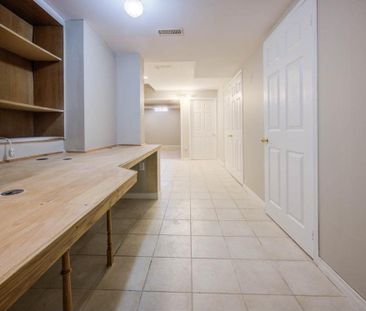 For Lease - 2431 Newcastle Crescent, Oakville, Ontario - Photo 2