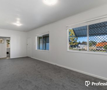 Lifestyle & Convenience in a Spacious Family Home - Photo 3