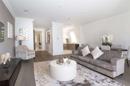A beautifully presented furnished top floor apartment in the renowned development of Princess Square. Offering two double bedrooms, open plan living and two contemporary bathrooms. - Photo 4