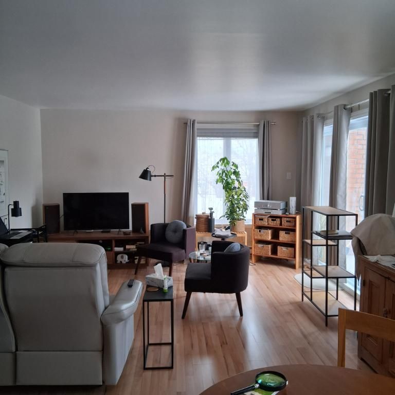 4 1/2 sur un coin, très éclairé, 2e étage, ascenseur, piscine, très tranquille - Photo 1