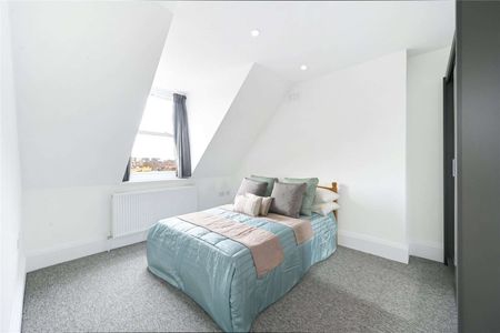 *3D Virtual Tour Available* A brand new to market a completely refurbished one bedroom apartment on the top floor of this impressive period building in Addison Gardens - Photo 4