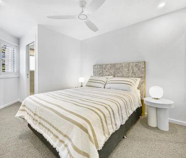 Fully Furnished Modern Luxe Top Floor Apartment with Ocean Views - Photo 5
