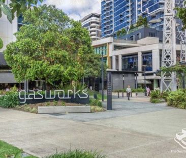 LOCATION! LOCATION! - Photo 5