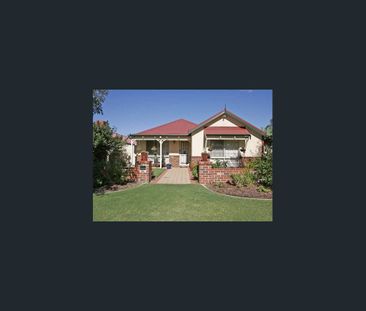 Quiet Home With Park View - Photo 6