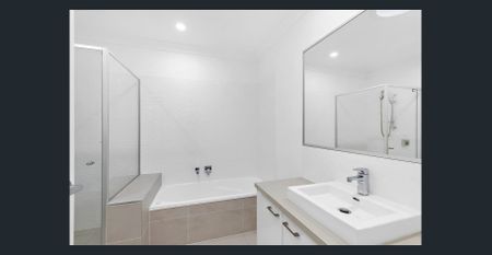 Is this your new home just in time for Xmas? Spacious 3-Bedroom Townhouse in Quiet Leafy Cul-de-Sac - Photo 4