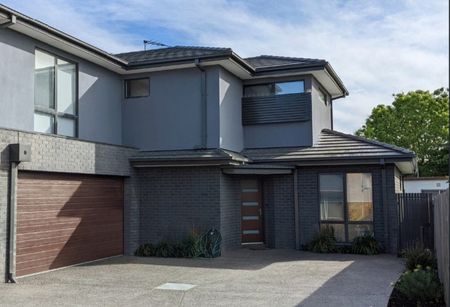 SPACIOUS 4 BEDROOM , 3 BATHROOM FAMILY HOME - Photo 4