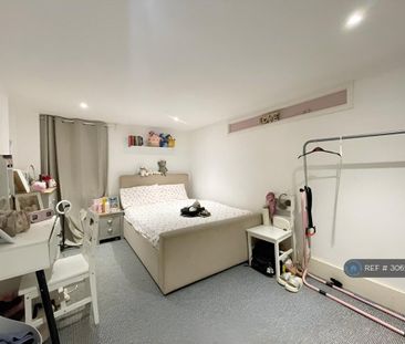 3 bedroom flat to rent - Photo 4