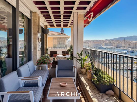 Architecture des années 50, cet immeuble classé du grand architecte de la reconstruction Fernand Pouillon, accueille en son 5ème et dernier étage avec ascenseur un appartement traversant de 114 m2 offrant depuis sa superbe terrasse de 23 m2 une vue panoramique sur le Vieux-Port et Notre-Dame de la Garde. - Photo 1