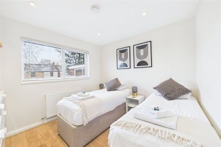 3 bedroom Bungalow in Park Road, Farnborough - Photo 3