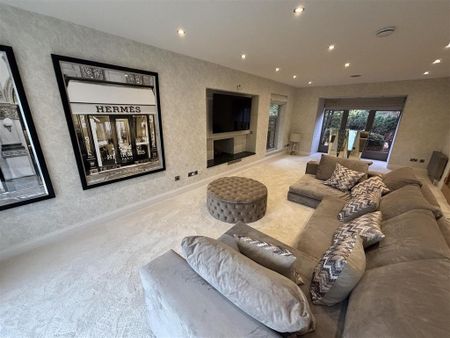5 bedroom detached house to rent - Photo 2