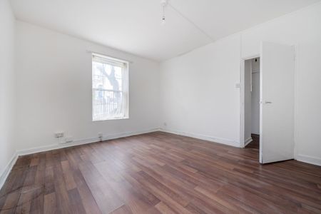 3 bedroom flat to rent - Photo 4