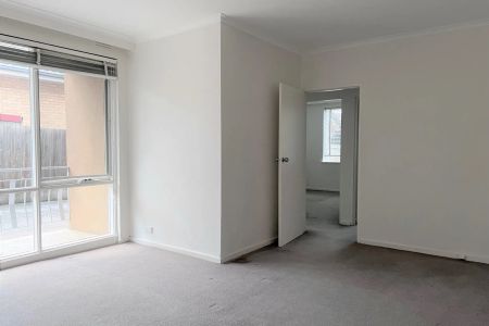 Convenient Ground Floor Two Bedroom Apartment - Photo 3