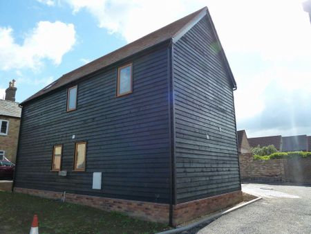 3 bedroom detached house to rent - Photo 2