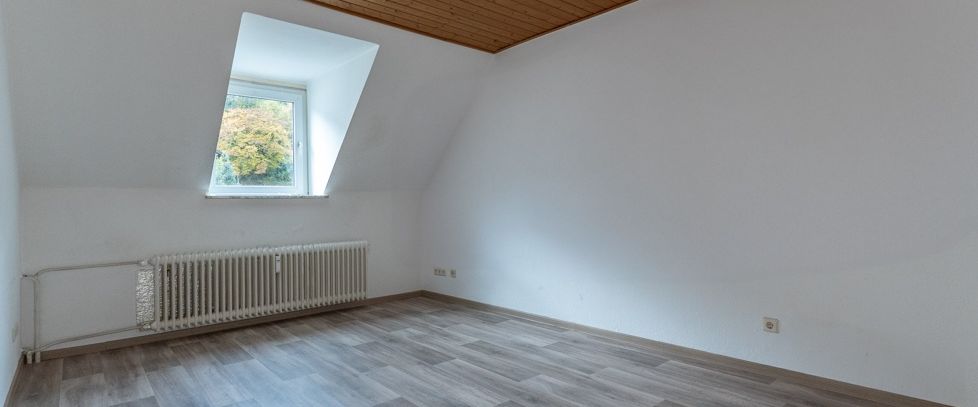 Ca. 51 m² große 2-Zimmer-Dachgeschosswohnung mit Tageslichtbad in Hagen-Eilpe - Foto 1