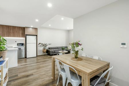 Beautiful 2 Bedroom - Great Location! - Photo 2