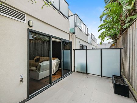 FULLY FURNSIHED BOUTIQUE APARTMENT WITH COURTYARD ! CAFES AND BEACH AT YOUR DOORSTEP - Photo 4