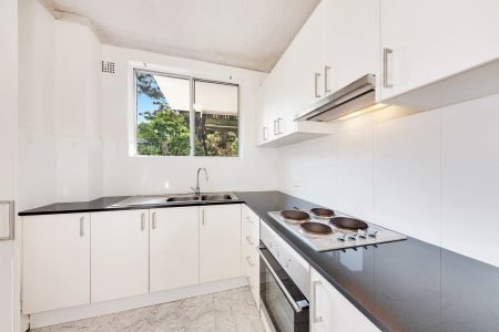 Peaceful & Spacious Apartment in a Prime Lane Cove Location - Photo 4