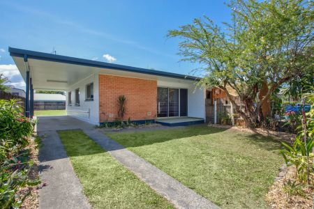 Freshly updated half-duplex with large yard. - Photo 3