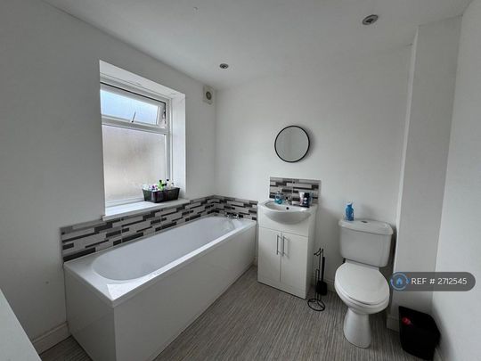 4 bedroom end of terrace house to rent - Photo 1