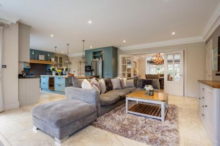 6 bedroom detached house to rent - Photo 2