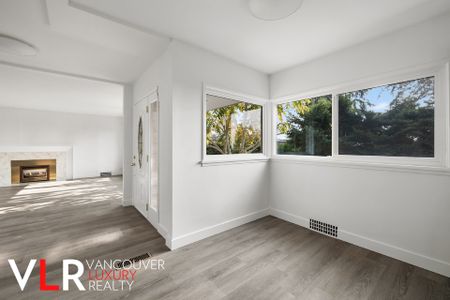 House in West Vancouver, BC - Photo 3