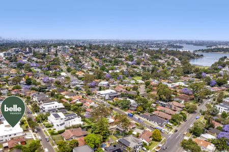 Striking contemporary home in a quiet locale - Photo 3