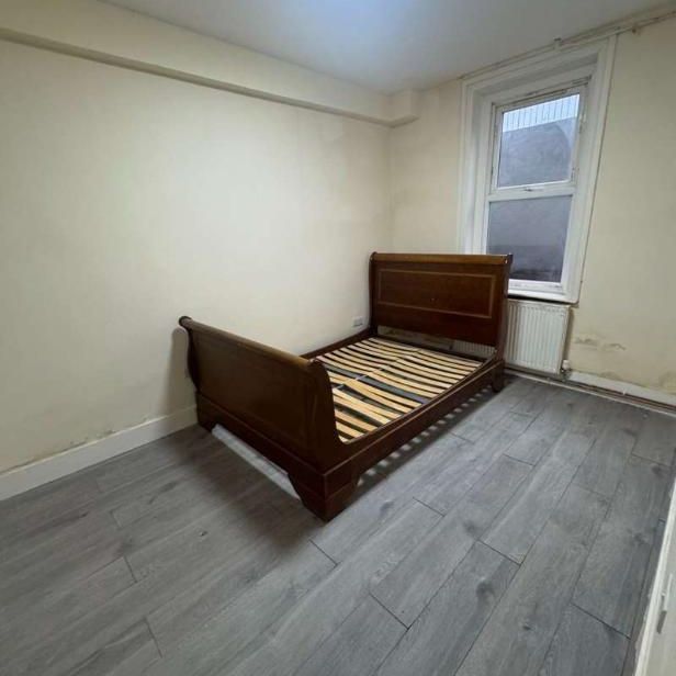 Flat Basement, Ilford Lane, Ilford, IG1 - Photo 1