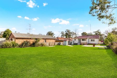 THREE BEDROOM SPACIOUS HOME - Photo 4