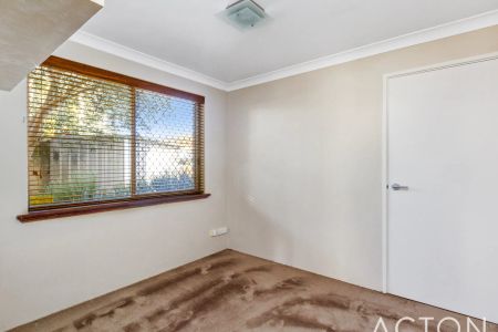 Superb location, amazing view... perfect timing for summer! Available 23 December 2025 - Photo 4