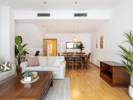 Excellent 3 Bedroom house / villa with 54m² terrace for rent in Gràcia, Barcelona - Photo 2