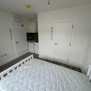 Glenister Park Road, London - Photo 2