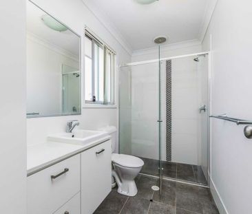 Modern Townhouse with Pool Access, 2.5 Bathrooms & Air Conditioning... - Photo 2