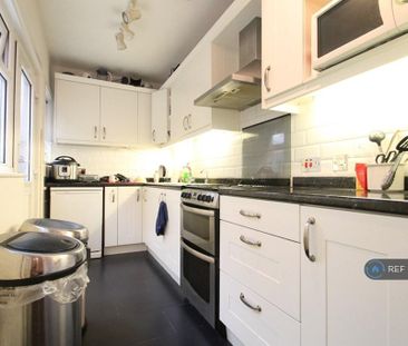 1 bedroom in a flat share to rent - Photo 5