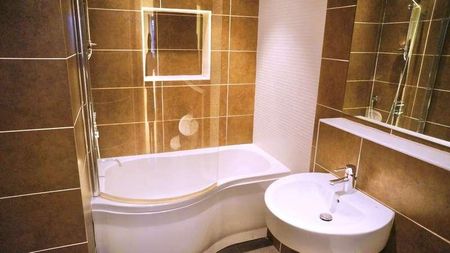 :: Greenbank Road, SK8 - Photo 3