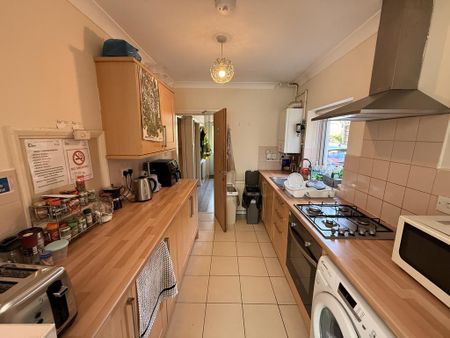 1 bedroom in a house share to rent - Photo 5