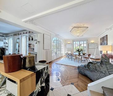 Tout savoir sur cette maison dans le quartier Centre, à Saint-Cloud - Photo 1