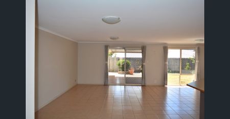 Spacious Family Home in Prestigious Saba Court - Photo 3