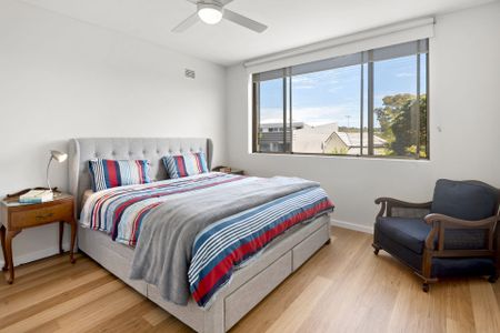 Stylish apartment in central leafy pocket - Photo 2