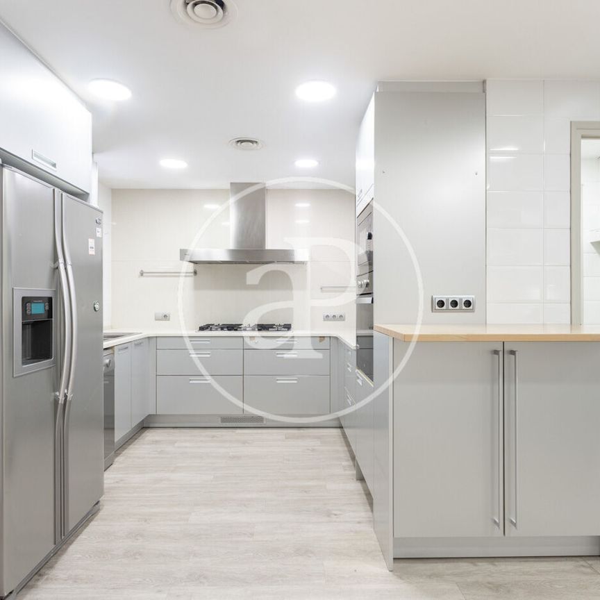 Penthouse for Rent in Turó Park - Photo 1