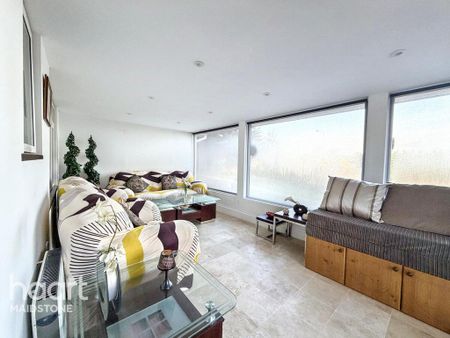 6 bedroom detached house to rent - Photo 3