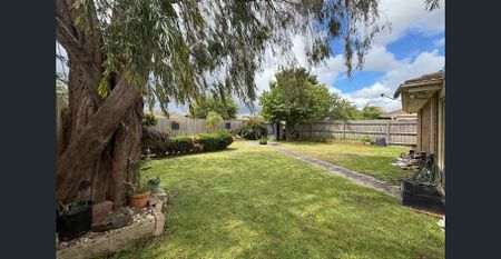 COMFORTABLE FAMILY LIVING IN A CONVENIENT LOCATION! - Photo 5