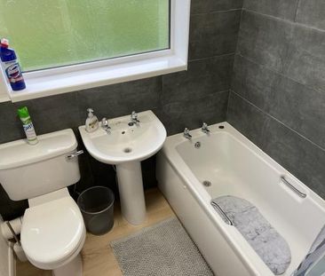 WindsorClose, Hucknall, NOTTINGHAM - Photo 2