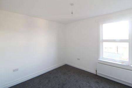 To Rent Queens Road, Chatham, Chatham, ME5 £1,200 pcm - Photo 5