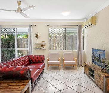 Stylish beachside apartment with elevated views - Photo 1