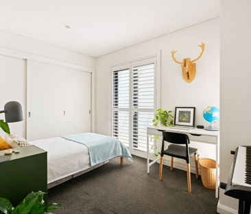 Stylish city-view home designed for effortless living - Photo 2