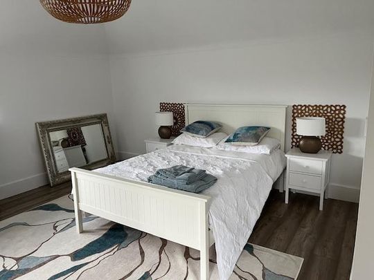 Beautiful double bedroom, light and airy, with en-suite shower room. - Photo 1