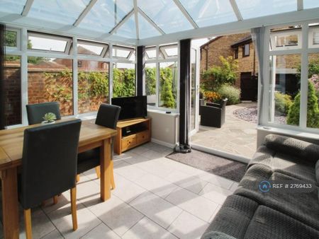 2 bedroom semi-detached house to rent - Photo 2