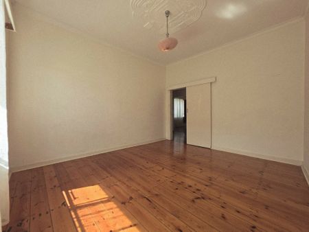 Neat 3-Bedroom Home in Convenient Royal Park Location - Photo 2